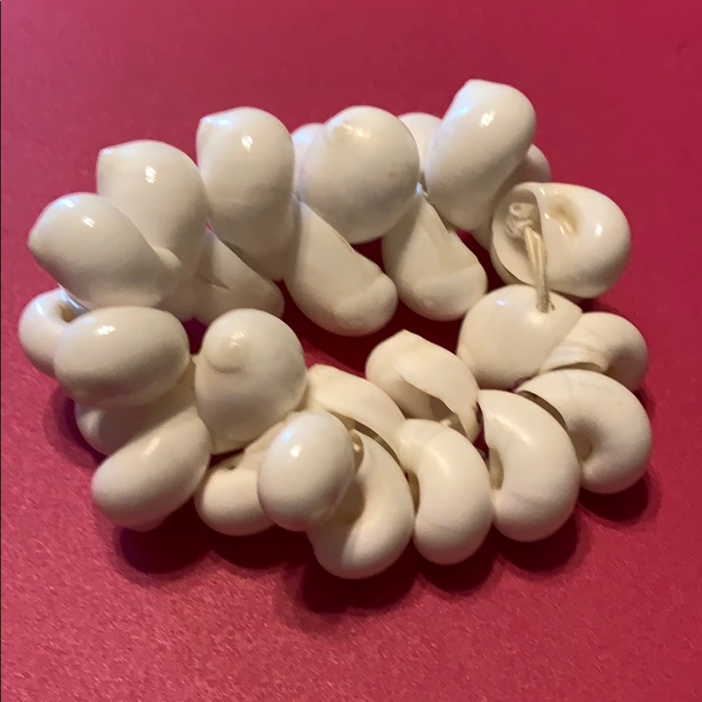 Stretchy shell bracelet
